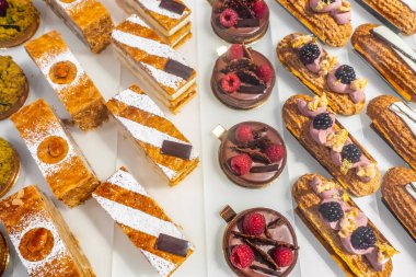 Şekerleme tezgahında sergilenen Fransız pastaları. Satılık güzel pastalar sergileniyor.