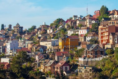 Antananarivo, Madagaskar 07.10. 2023. Antananarivo, başkent Madagaskar, kısa Tana, Madagaskar 'ın en fakir şehri. Arial görüş. Gün batımında, altın ışıklarıyla. Eğimli farklı türde evler