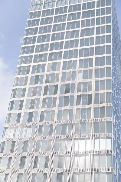 Berlin, Almanya 20.03.2024 Berlin Merkez İstasyonu 'ndaki modern ve mimari ofis binasının görüntüsü. Cam ofis pencereleri ön cephe