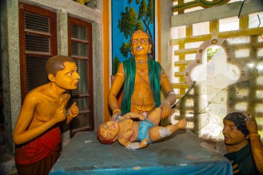 Balapitya Purana Viharay, Sri Lanka. 07 numara. 02 numara. 2023 Sri Pushparama tapınağının içi. Buda 'nın tüm tarihini tasvir eden figürler, doğumdan itibaren.