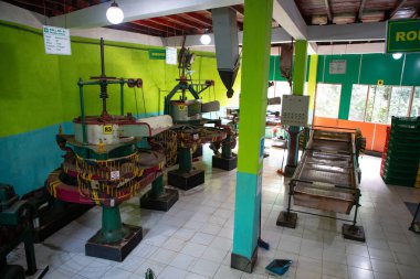 Geragama Emlak Bulvarı, Pilimathalawa, Sri Lanka. 10.02.23 bir çay fabrikasının içi. Çay yapraklarını kurutmak ve ayırmak için makineler
