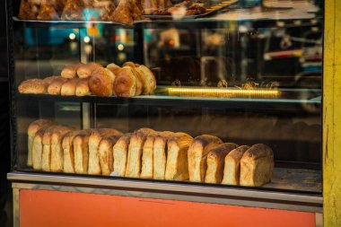 Sri Lanka 'da geleneksel gezici büfe ve ekmek. Küçük düz taze somunlar küçük bir seyyar tuktuk tezgahında eşit olarak satılmaya hazırdır.