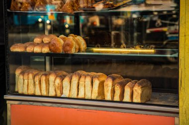 Sri Lanka 'da geleneksel gezici büfe ve ekmek. Küçük düz taze somunlar küçük bir seyyar tuktuk tezgahında eşit olarak satılmaya hazırdır.