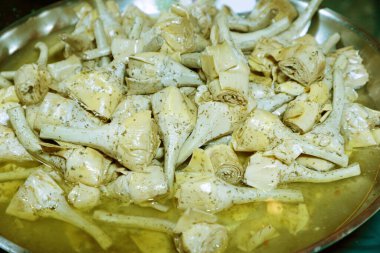 Bir grup terbiye edilmiş enginar kalbi terbiye edilmiş, yemeye hazır.