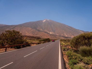 Tenerife 'de arka planda bir sürü kaya ve güzel dağ manzarası olan bir yer. Tenerife 'nin volkanik manzaraları