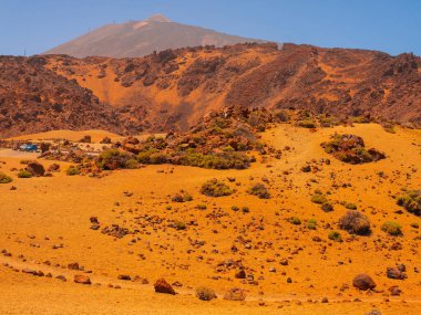 Tenerife 'de arka planda bir sürü kaya ve güzel dağ manzarası olan bir yer. Tenerife 'nin volkanik manzaraları