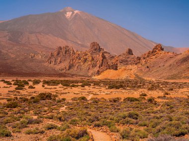 Tenerife 'de arka planda bir sürü kaya ve güzel dağ manzarası olan bir yer. Tenerife 'nin volkanik manzaraları