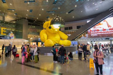 Doha, Katar 31 Ocak 23. Hamad Uluslararası Havaalanı, URS Fischer 'dan Lamba sarısı Ayı. Fifa Dünya Kupası başkenti 2022.