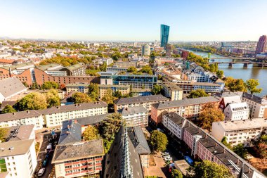 Avrupa, Almanya, Frankfurt am Main, 27 Eylül 2018. Kaiserdom, Avrupa Merkez Bankası ve nehir kenarındaki eski Frankfurt kasabası gün batımında ana kuleden görüldü.