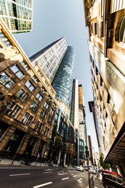 Frankfurt, Almanya 27 Eylül 2018. Omniturm Kulesi ve Grosse Gallusstrasse Caddesi, Bankenviertel İş Dünyası, Frankfurt, Almanya. Büyük camlı, mavi gökdelenler.