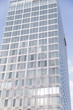 Berlin, Almanya 20.03.2024 Berlin Merkez İstasyonu 'ndaki modern ve mimari ofis binasının görüntüsü. Cam ofis pencereleri ön cephe