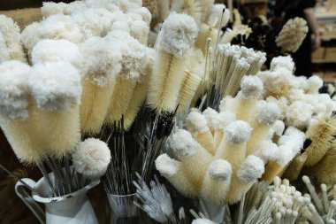 Satılık geniş bir el yapımı doğal fırça ve fırça çeşitliliği.