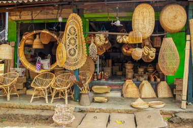 Warakapola, Sri Lanka. 10 Şubat 2023 Kalamus palmiye dalından mobilya ve sepet yaptıkları küçük rattan atölyesi. İnsanlar ve çalışmaları odaklı.