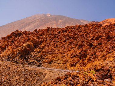 Tenerife 'de arka planda bir sürü kaya ve güzel dağ manzarası olan bir yer. Tenerife 'nin volkanik manzaraları