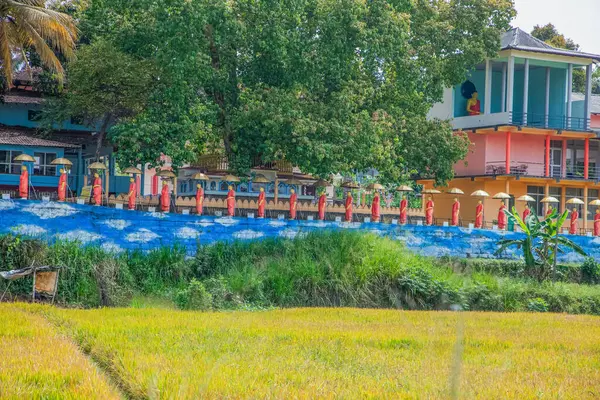 Dambulla, Sri Lanka 10 Şubat 2023 'te Sri Lanka' nın merkezindeki Dambulla 'daki Altın Tapınağın bitişiğindeki Budist keşiş heykelleri..