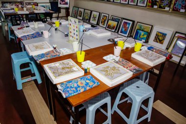 Kuala Lumpur, Malezya. 04.08.2024 okul stüdyosu Kuala Lumpur 'daki bir fabrikada batik resim öğretiyor.