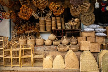 Warakapola, Sri Lanka. 10 Şubat 2023 Kalamus palmiye dalından mobilya ve sepet yaptıkları küçük rattan atölyesi. İnsanlar ve çalışmaları odaklı.