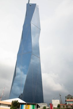 Kuala Lumpur, Malezya 25.08.2024 sokak Malezya 'da Kuala Lumpur, sürücü plakası şehir manzaralı. Kalabalık bir turistik şehirde modern gökdelenler. Sokaklar insanlarla, arabalarla dolu. Menara Warisan veya Merdeka Kulesi