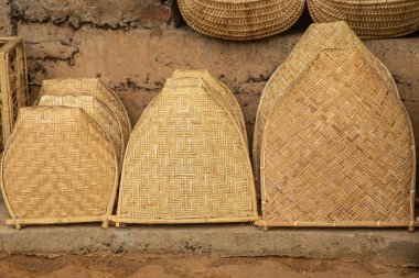 Warakapola, Sri Lanka. 10 Şubat 2023 Kalamus palmiye dalından mobilya ve sepet yaptıkları küçük rattan atölyesi. İnsanlar ve çalışmaları odaklı.