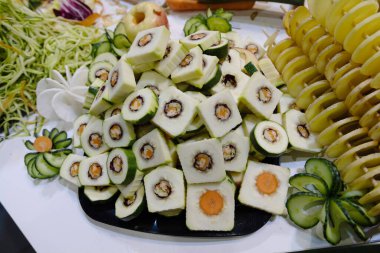 Mecazi olarak kesilmiş sebzeler, sebzelerden yapılmış vegan sebze suşisi..