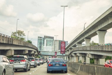 Kuala Lumpur, Malezya 25.08.2024 Malezya Kuala Lumpur caddesi, şehir manzaralı. Kalabalık bir turistik şehirde modern gökdelenler. Sokaklar insanlarla ve arabalarla dolu.