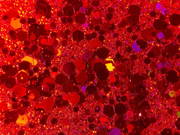 Turuncu ve kırmızı renkli bokeh ile parlayan metalik pigment tozu. makro çekim arkaplanı