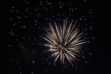 Karanlık gökyüzünde havai fişek festivali. Siyah bir arkaplanda sayısız küçük renkli parlak ışık