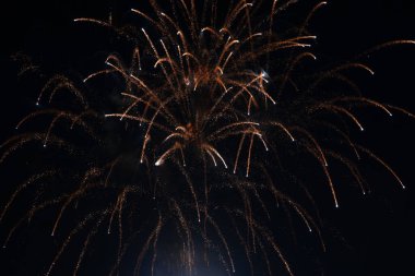 Karanlık gökyüzünde havai fişek festivali. Siyah bir arkaplanda sayısız küçük renkli parlak ışık