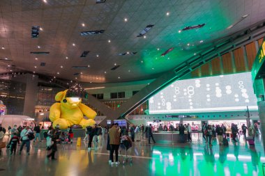 Doha, Katar 31 Ocak 23. Hamad Uluslararası Havaalanı, URS Fischer 'dan Lamba sarısı Ayı. Fifa Dünya Kupası başkenti 2022.