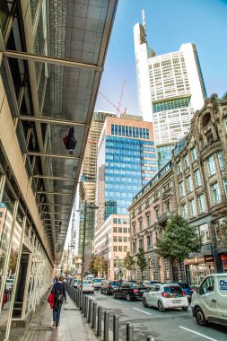 Frankfurt, Almanya 27 Eylül 2018. Omniturm Kulesi ve Grosse Gallusstrasse Caddesi, Bankenviertel İş Dünyası, Frankfurt, Almanya. Büyük camlı, mavi gökdelenler.
