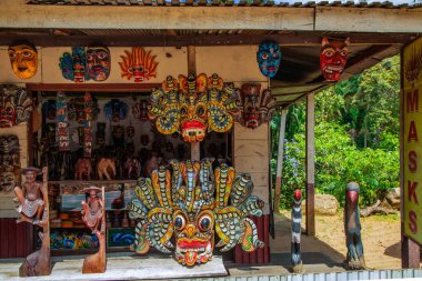 Warakapola, Sri Lanka. 10.02.2023 Kandy City yolu. Ev yapımı ev yapımı ahşap maskeli küçük bir dükkan satışa hazır..