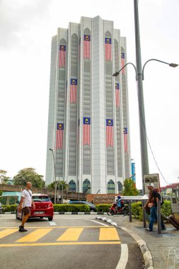 Kuala Lumpur, Malezya 25.08.2024 Malezya Kuala Lumpur caddesi, şehir manzaralı. Kalabalık bir turistik şehirde modern gökdelenler. Sokaklar insanlarla ve arabalarla dolu.