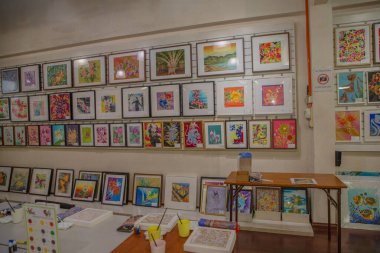 Kuala Lumpur, Malezya. 04.08.2024 okul stüdyosu Kuala Lumpur 'daki bir fabrikada batik resim öğretiyor.