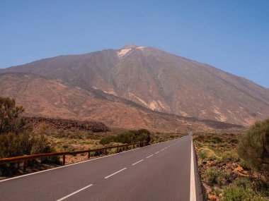 Tenerife 'de arka planda bir sürü kaya ve güzel dağ manzarası olan bir yer. Tenerife 'nin volkanik manzaraları