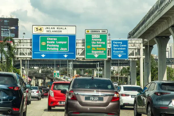 Kuala Lumpur, Malezya 25.08.2024 Malezya Kuala Lumpur caddesi, şehir manzaralı. Kalabalık bir turistik şehirde modern gökdelenler. Sokaklar insanlarla ve arabalarla dolu.