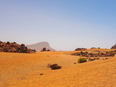 Tenerife 'de arka planda bir sürü kaya ve güzel dağ manzarası olan bir yer. Tenerife 'nin volkanik manzaraları