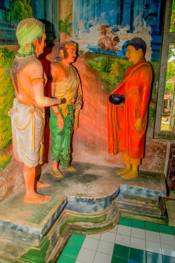 Balapitya Purana Viharay, Sri Lanka. 07 numara. 02 numara. 2023 Sri Pushparama tapınağının içi. Buda 'nın tüm tarihini tasvir eden figürler, doğumdan itibaren.
