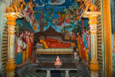 Balapitya Purana Viharay, Sri Lanka. 07 numara. 02 numara. 2023 Sri Pushparama tapınağının içi. Buda 'nın tüm tarihini tasvir eden figürler, doğumdan itibaren.