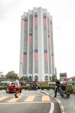 Kuala Lumpur, Malezya 25.08.2024 Malezya Kuala Lumpur caddesi, şehir manzaralı. Kalabalık bir turistik şehirde modern gökdelenler. Sokaklar insanlarla ve arabalarla dolu.