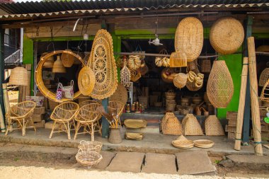 Warakapola, Sri Lanka. 10 Şubat 2023 Kalamus palmiye dalından mobilya ve sepet yaptıkları küçük rattan atölyesi. İnsanlar ve çalışmaları odaklı.