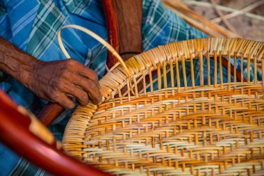 Warakapola, Sri Lanka. 10 Şubat 2023 Kalamus palmiye dalından mobilya ve sepet yaptıkları küçük rattan atölyesi. İnsanlar ve çalışmaları odaklı.