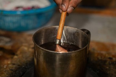 Sanatsal düzenleme Malezya el Batik ekipmanı ve erkek eli kalemler. Özel boya pulları ve fırçalar. Batik fabrikasında sanatçılar çalışıyor..