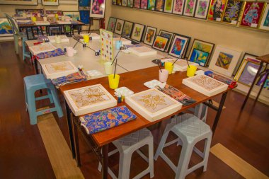 Kuala Lumpur, Malezya. 04.08.2024 okul stüdyosu Kuala Lumpur 'daki bir fabrikada batik resim öğretiyor.