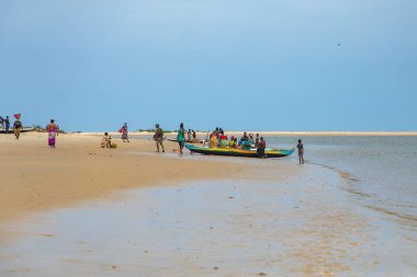 Batavia, batı Madagaskar, Toliara vilayeti. 18 Ekim 2023. Madagaskar sakinleri geleneksel balıkçı köyü okyanus kıyısındaki küçük avlardan sonra ağlarını katlıyorlar.