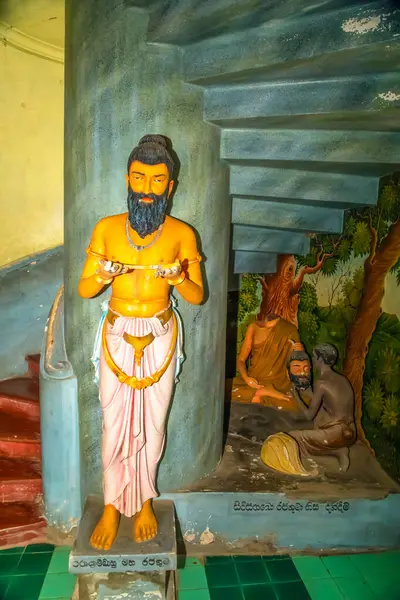 Balapitya Purana Viharay, Sri Lanka. 07 numara. 02 numara. 2023 Sri Pushparama tapınağının içi. Buda 'nın tüm tarihini tasvir eden figürler, doğumdan itibaren.