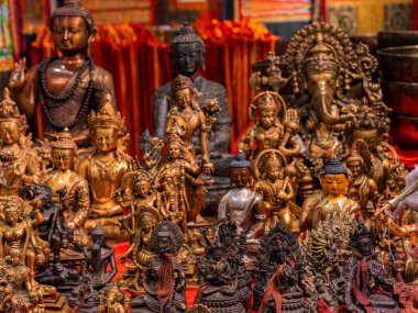 Renkli el yapımı ahşap Buda heykelcikleri ve geleneksel Asya el işi.