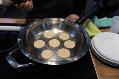 Modern tavada mini krep gevreği kızartıyorum..