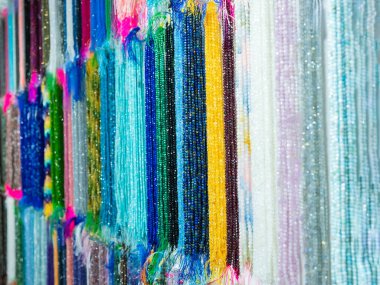 Dikiş ve boncuklama seti. El yapımı boncuklu mücevherler ve zanaatlar için farklı renkte boncuklar. Motor beceriler, yaratıcılık ve hobi. Geçerli arkaplan