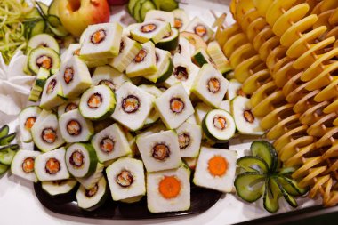Mecazi olarak kesilmiş sebzeler, sebzelerden yapılmış vegan sebze suşisi..