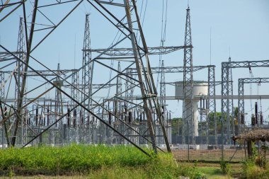 Kuala Lumpur, Malezya 01.08. 2024. Malezya 'da elektrik direkleri. Yüksek voltajlı elektrik direkleri. Elektrik dağıtım ağı. Kuala Lumpur 'daki yol boyunca elektrik direkleri ve metro istasyonları.